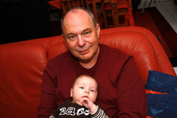 Paul mit Opa, 3 Monate alt