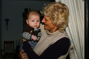 Paul mit "Oma" Ulli, 3 Monate alt