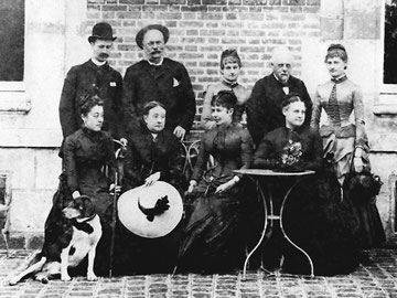 1886 - Le Duc et la Duchesse de Trévise avec des amis devant le chateau