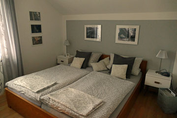  Schlafzimmer mit Doppelbett 180x200 cm