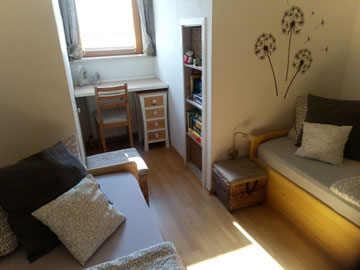 kleines Schlafzimmer mit zwei Einzelbetten 90x200 cm