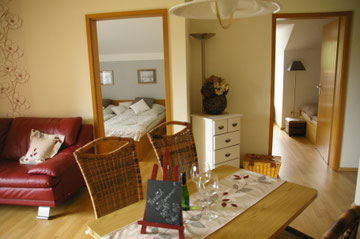 Blick vom Wohnzimmer in die beiden Schlafzimmer