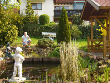 Teich mit Ruheplätze zum Entspannen.
