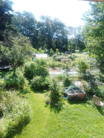 Der Mini-Farm Permakulturgarten aus Sicht von oberen Stockwerk des Hauses