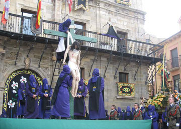 (Imagen de archivo de El Desenclavo en la plaza Mayor durante la procesión del Santo Entierro)