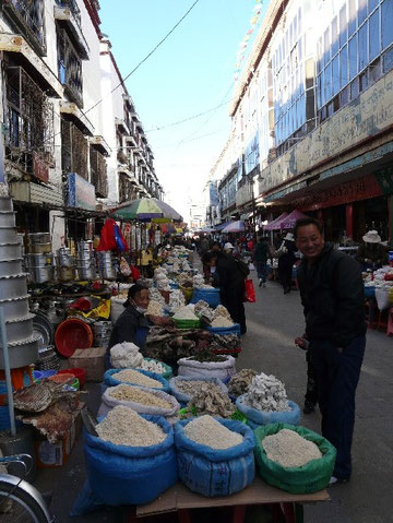 Une rue marchande de Lhassa