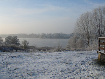 Zimowy widok na jezioro