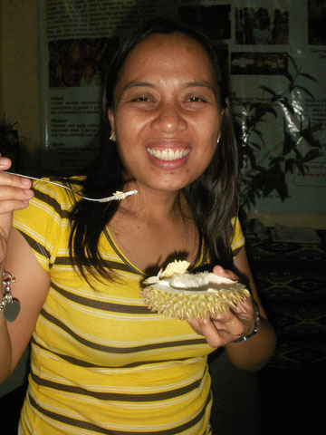 Ja, sie isst gerade Durian...