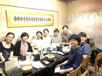 7/1 大学近くのうどん屋（竹や）でSIMさん（後列左から3人目）を囲んでのランチ会。いつもニコニコ可愛い学生さんです。