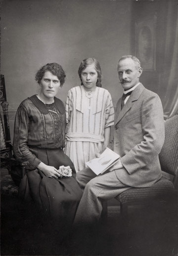 Familie Emil und Ursula Fricker-Schmid, Tanewäbers, mit Tochter Margrit (Herzog-) Fricker (Foto: C. Gersbach, Säckingen, um 1923)