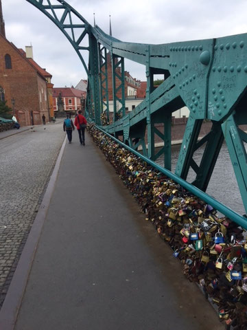 Le Pont des Amoureux !!! Plusieurs tonnes de cadenas selon les dires de la mairie causent problème!