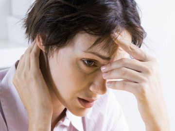 Mujer con ansiedad y angustia a causa de la ansiedad generalizada