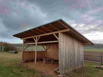 Die Unterstellhütte schützt die Kinder vor Regen.
