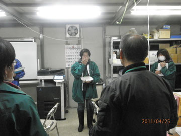 打ち合わせが続くVC内（写真中央は陸前高田市社協の安田さん）