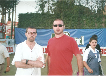 Cap de comunicació de la Superbowl de futbol sala.  Aconsegueix el suport d'Eric Cantona (foto) 