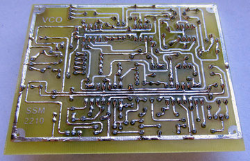 Le VCO est fonctionnel. On peut désormais passer une couche de vernis protecteur côté soudures. J'utilise une bombe de "Plastik 70" incolore (trés grande qualité).