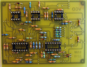 Puis les supports de CI. Prennez des supports de précision qui sont de bien meilleure qualité... Ce circuit le vaut bien!