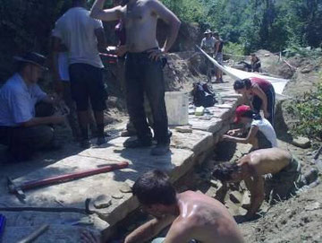 El Campamento Internacional de Verano atrae a más de 500 voluntarios de todas partes del mundo, quienes ayudan con las tareas de excavación.