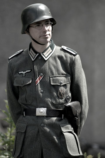 Sous-officier allemand, tel un sergent du 13è Fusiliers de la 7° Panzerdivision reconnaissable à ses insignes de collet de vareuse (liserés roses)