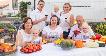Eva & Adalbert and Marlene Luka, Markus & Cornelia with the children Magdalene, Valentina and Clemens.                     