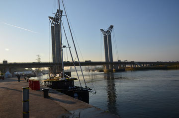 le Pont flaubert se lève pour laisser entrer les voiliers dans le port