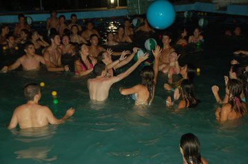 Juego nocturno en la piscina