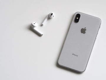 Das iPhone X mit Airpods