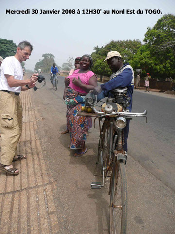 Affûteur ambulant entre Sokodé et Atakpamé au Togo. 440 KO.