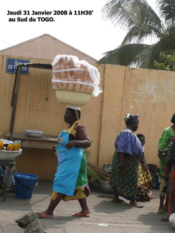 Une Porteuse de Pain au Sud du Togo. 291 KO.