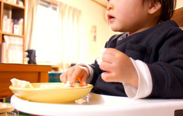 幼児の手づかみ食べはいつから 食器とレシピを紹介 もぐもぐごっくんサイト