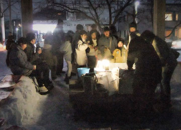 夜には沢山の人が体を温めに集まった
