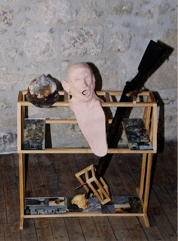 "Mutinerie" Sculpture-Peinture, Tech. mixte sur râtelier, objets, documents d'Archives (1997) F. 145x90x45cm