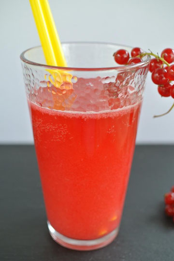 Selbst fermentierte Limonade mit Hefe und Johannisbeeren