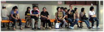 Picture of Koreans waiting and resting. Bild von Südkoreanern wartend und sich ausruhend.