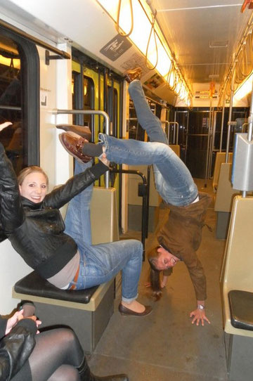 Jessi und Annelie in einer Hannoveraner Straßenbahn