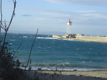 phare métalique de la jetée construit en 1869. Portée 11 nautiques (20 kms)