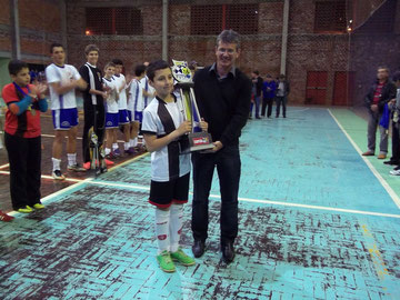 Fernando capitão Espe recebendo troféu do prefeito Júlio Ruivo