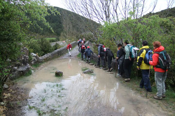 Cohue de randonneurs au Puente de la Torre sur le Camino de Santiago