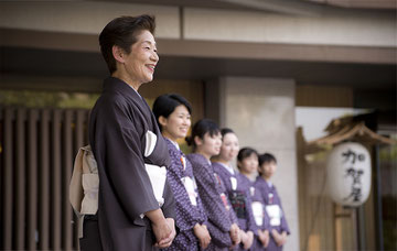 おもてなし文化:「感情労働」を強いられる日本の従業員