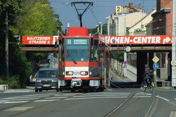 Die aus Prag gelieferten Tatrabahnen sind in Cottbus nach wie vor im Einsatz, allerdings modernisiert und mit einem Niederflur-Mittelteil erweitert.