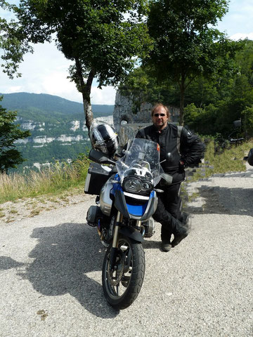 Im Sommer 2010 vor der Combe Laval - Traumstraße für Biker...