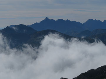 遠くに槍ヶ岳・穂高連峰を望む