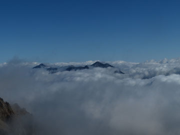 立山連峰(中央)と劔岳(左)