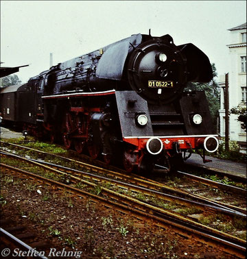 BR 01 0522-1 vom Bw Saalfeld beim Wegsetzen von Postwagen des P 3025 Leipzig - Saalfeld in Gera Hbf (1980)