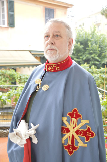 Sergio de Mitri Valier indossa il mantello della Sacra Milizia