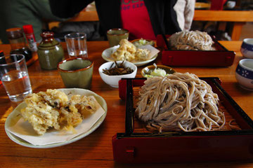 　大盛り蕎麦とマイタケの天ぷらで750円はお安い！