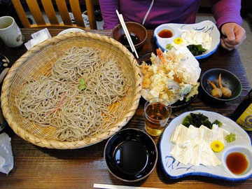 寒晒し蕎麦、海老天盛り合わせ、生湯葉の昼食でした