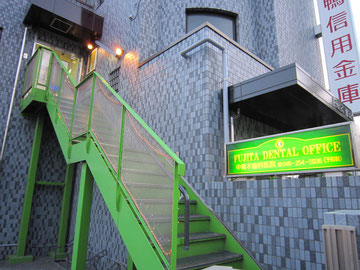 緑色の階段が目印・階段下は駐輪場
