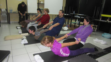 Joss con alumnos en un curso de Thai Massage