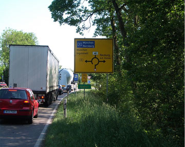 Bereits vor den Stadtgrenzen wird der gesamte Straßenverkehr aus dem Westen Ingolstadts gesammelt und komplett durch unsere Straße ins Stadtzentrum und/oder zur Autobahn geführt